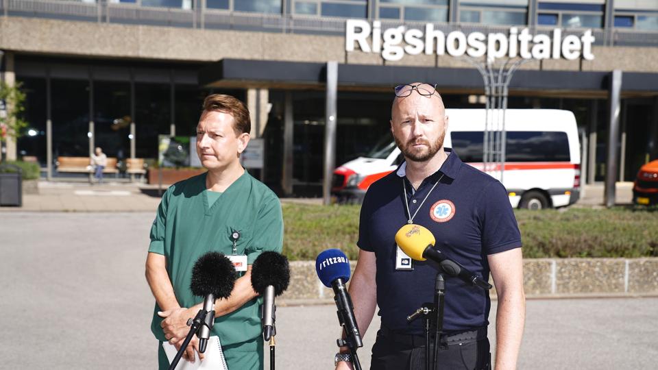 Det lykkedes på kort tid at samle en masse hænder sammen trods ferie, lyder budskabet fra cheflæge Anders Damm-Hejmdal, Region Hovedstadens akutberedskab, på en pressebriefing mandag formiddag foran Rigshospitalet. Her medvirker også cheflæge Kasper Claudius, Rigshospitalets traumecenter. <i>Martin Sylvest/Ritzau Scanpix</i>