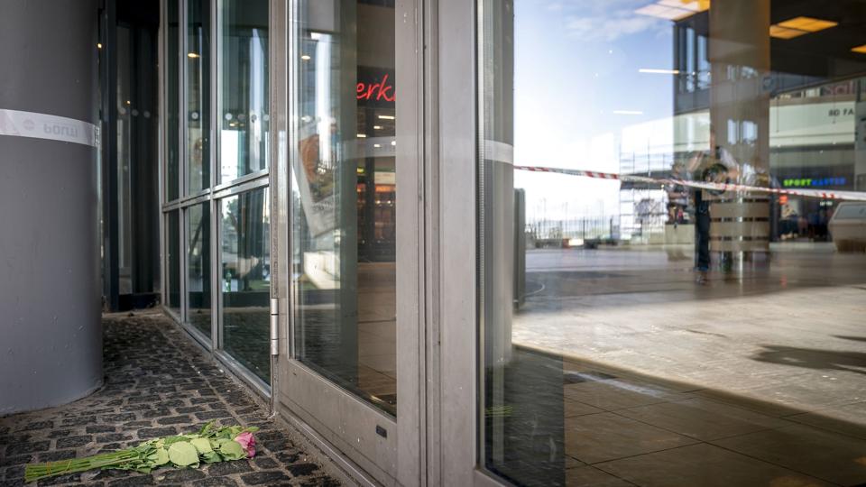 Field's holder lukket i mindst en uge efter skyderi, og politiet efterforsker stadig gerningsstedet dagen efter søndagens skyderi, mandag den 4. juli 2022. <i>Mads Claus Rasmussen/Ritzau Scanpix</i>