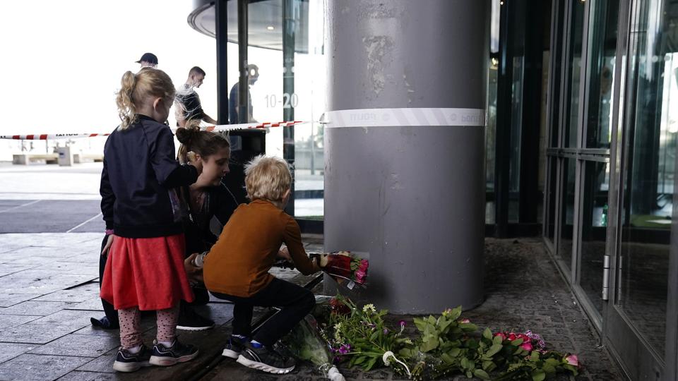 Børn og voksne lægger blomster foran Fields efter et skyderi i indkøbscenteret. Det er ifølge psykolog vigtigt, at forældre taler med deres børn om søndagens episode. <i>Mads Claus Rasmussen/Ritzau Scanpix</i>