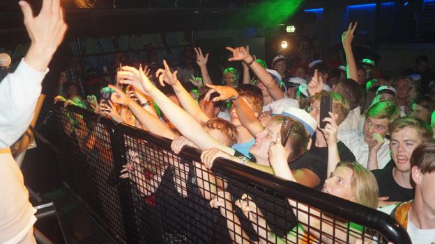 Omkring 150 glade gæster så "Tobs" spille sin første natklub-koncert. <i>Foto: Skinnerup Media</i>