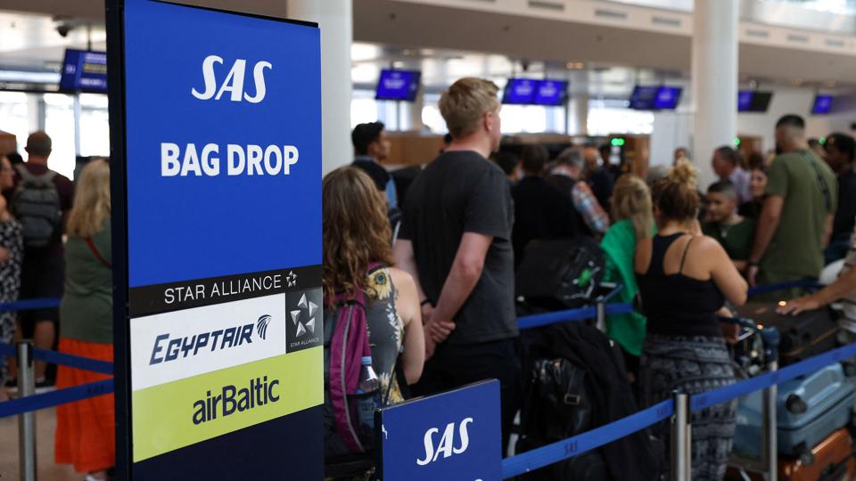 SAS er ikke blevet enige med omkring 1000 af sine piloter om at undgå en strejke. Dermed venter et stort antal aflysninger sandsynligvis. Der er dog undtagelse - hvis det er et af SAS' datterselskaber eller underleverandører, der står for afgangen. Man kan se, hvordan ens afgang påvirkes på SAS' hjemmeside. (Arkivfoto) <i>Andrew Kelly/Reuters</i>