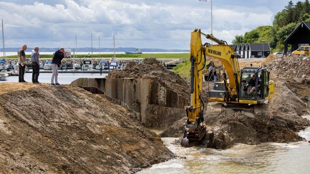 Foreningen Ejerslev Havn realiserede mandag en flere år gammel plan om at slå hul på landstrimlen mellem havnebassin og den indre lagune.