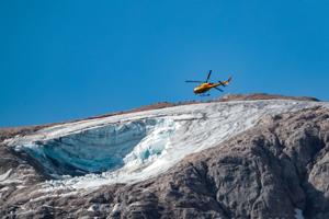 Droner søger efter overlevende efter gletsjerkollaps i Italien