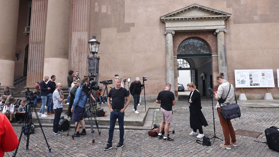 Pressen er mødt talstærkt op ved Københavns Byret, hvor en 22-årig mand bliver fremstillet i grundlovsforhør sigtet for drab og drabsforsøg i forbindelse med skyderi i Field's søndag. <i>Olafur Steinar Gestsson/Ritzau Scanpix</i>