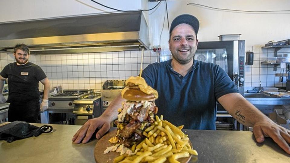 Casper Nielsen med monsterburgeren, der gjorde både ham og grillbaren i Brønderslev kendt vidt og bredt. <i>Arkivfoto: Allan Mortensen</i>