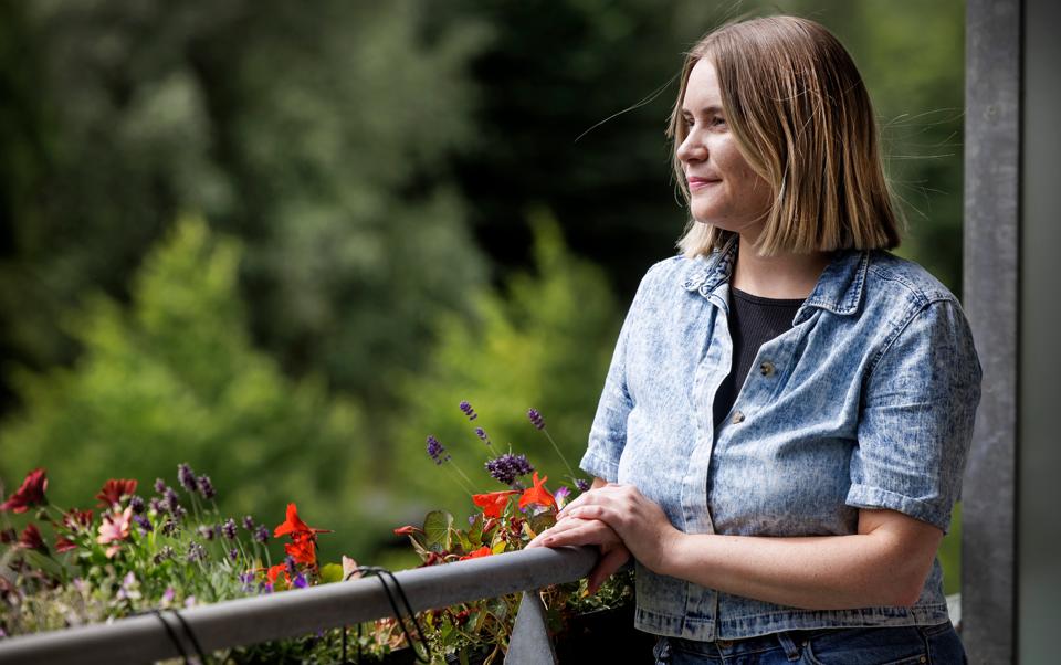 33-årige Sofie Zinck Jensen har fået en diagnose, som betyder, at hun skal lære at leve med smerter og træthed resten af sit liv - en lidelse, hun deler med mange andre. I Nordjylland har cirka 10.000 – primært kvinder – diagnosen. <i>Foto: Torben Hansen</i>