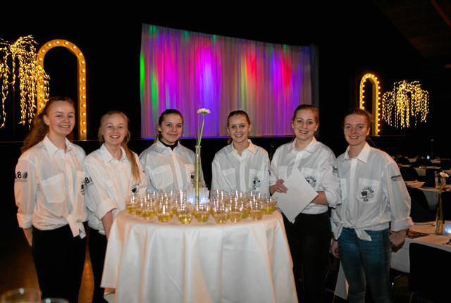 Her er en håndfuld af pigerne, fra Ålbæk Håndboldklub, klar til at tage imod gæsterne på premiereaftenen.Privatfoto