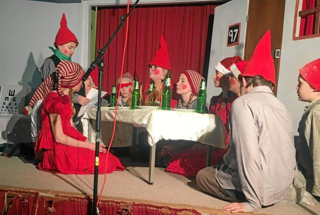 Børnene spillede stykket om Nisserne i Julerød så levende, at selv de mindste kunne holde koncentrationen, selvom stykket varede næsten en time. Privatfoto