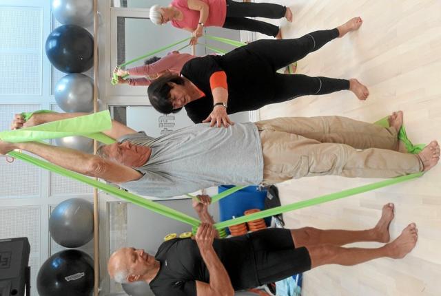 Deltagerne på dagens hold, DGI Sundhedsidræt Seniortræning, i PGU er i fuld gang med elastiktræning, som foregår i makkerpar. Til venstre ses dagens ældste deltager på 82 år. Foto: Jammerbugt Kommune
