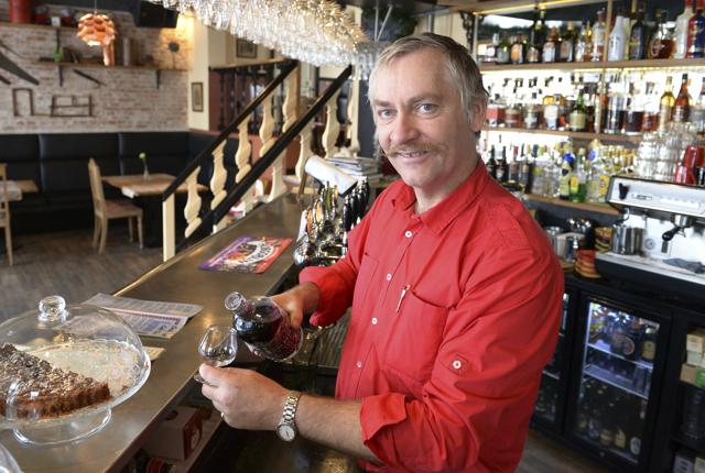 Anker Jørgensen, der driver Cafe Chic  Oldschool er blevet udpeget til at modtage den regionale ølpris. Arkivfoto: Michael Bygballe