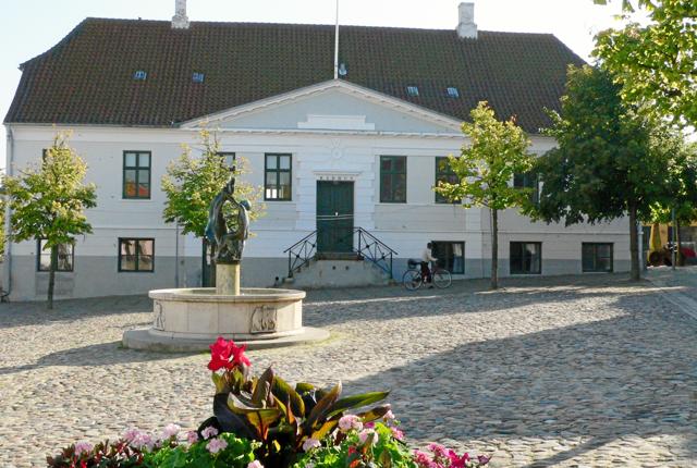 Arrangementet afholdes på det gamle rådhus på Torvet i Hjørring. Det gamle rådhus har blandt andet lagt mure til det første byrådsmøde Hjørrings historie, der blev afholdt i 1837.