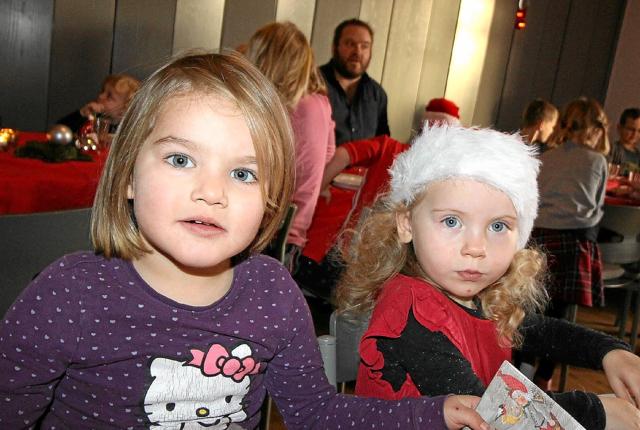 Flere af børnene var iført nissehuer, da de mødte op til julefrokost på Agersted Kro.  Foto: Jørgen Ingvardsen