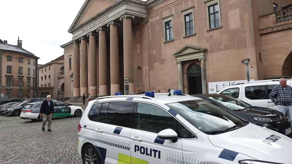 En 22-årig mand er mandag eftermiddag blevet varetægtsfængslet i surrogat på en lukket afdeling 24 dage sigtet for drab og drabsforsøg. <i>Olafur Steinar Gestsson/Ritzau Scanpix</i>
