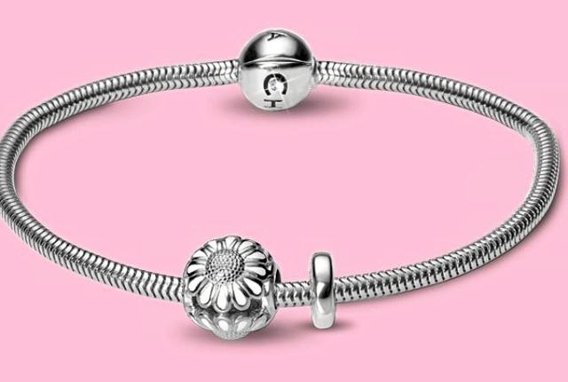 Christina Jewelry & Watches giver støtte til ”Støt Brysterne” ved salg af specialdesignede Støt Brysterne-kollektion.Privatfoto