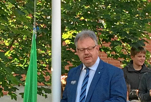 Borgmester Mogens Gade var mand for at hejse det grønne spireflag på Ørebroskolen.