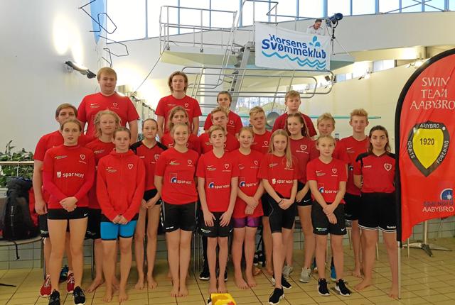 Holdet, der var med i Horsens til stævne. 19 svømmere og to trænere deltog. Privatfoto