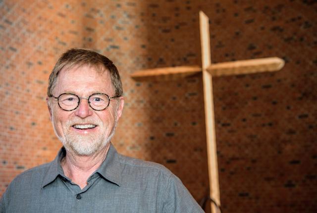 I 10 år var Johs Kühle ansat på Haslev Højskole som lærer. For 27 år siden kom han til Frederikshavn og blev præst ved Abildgård Kirke.  Foto: Peter Broen