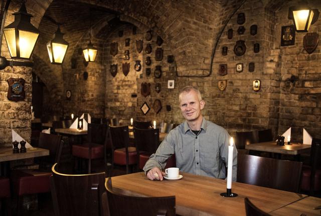 Det er snart 100 år siden, udskænkning blev en del af den daværende vinhandel. Peter Kragh lægger vægt på, at Duus Vinkjælder skal være et sted i fortsat udvikling, og i dag er der både vinstue og restaurant.