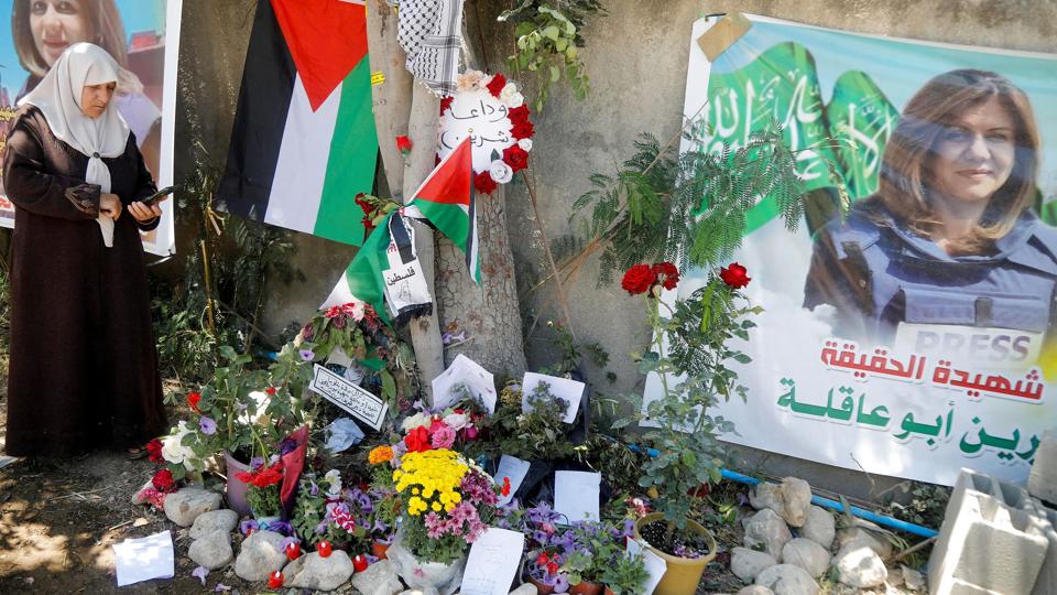 FN's Højkommissær for Menneskerettigheder (OHCHR) har sagt, at Shireen Abu Akleh fra Al Jazeera blev dræbt af skud affyret af israelsk militær. Den palæstinensisk-amerikanske journalist blev dræbt, mens hun dækkede en israelsk militæroperation. Operationen foregik i en flygtningelejr i byen Jenin. <i>Raneen Sawafta/Reuters</i>