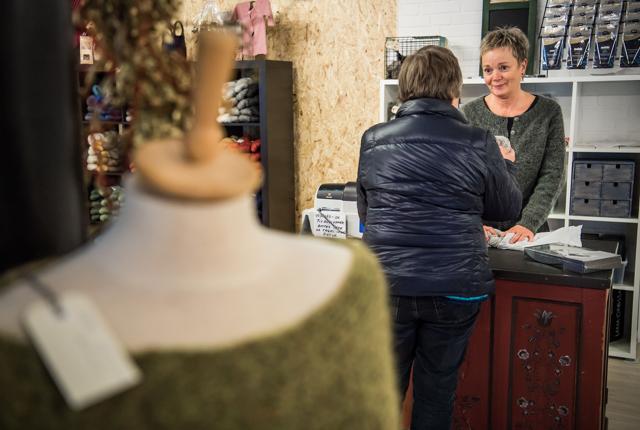 Susanne Kronborg Kold har åbnet sin egen garnbutik i Fjerritslev. Foto: Martin Damgård