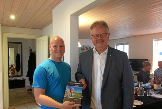 Ry Kristensen og Mogens Gade med bogen om Kris.Privatfoto
