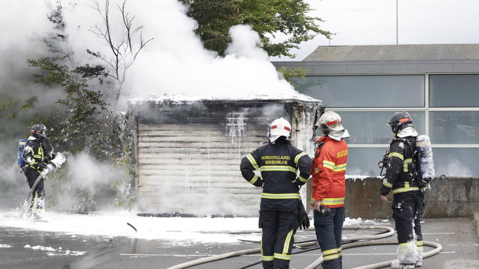 Brandfolkene måtte vente på, at strømmen blev koblet fra, før de kunne slukke ilden. <i>Foto: Martin Damgård</i>