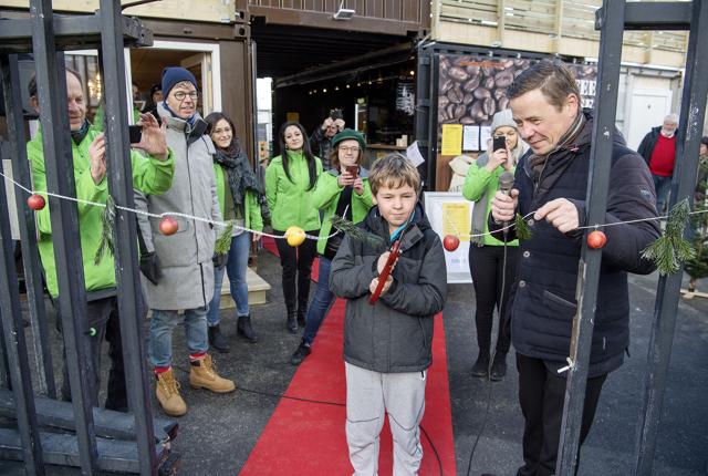 Sådan så det ud, at borgmester Thomas Kastrup-Larsen og sønnen Aksel sidste år klippede snoren til BoxTown. Arkivfoto: Lars Pauli