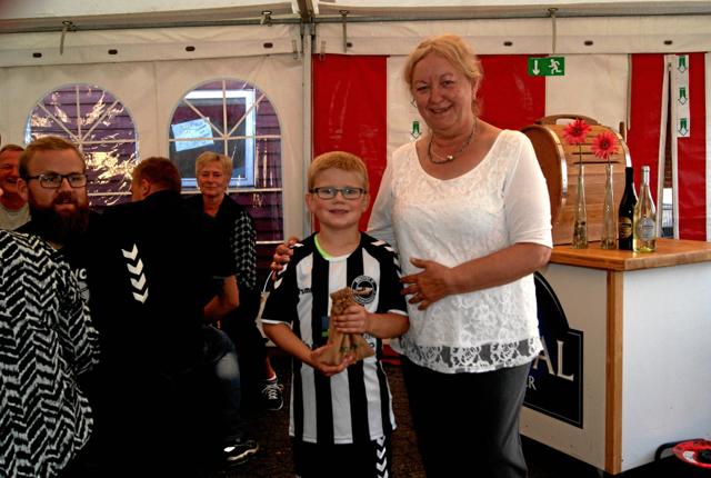 Gitte Jensen fra Genbrugsbankens bestyrelse overrækker Lasse Vigstrøm penge til ØHIK fodbold.   Privatfoto