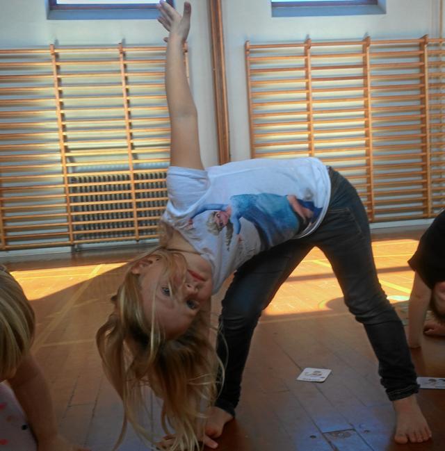 Mange børn i Ørebro-området har fået styr på balancen med yoga.Privatfoto