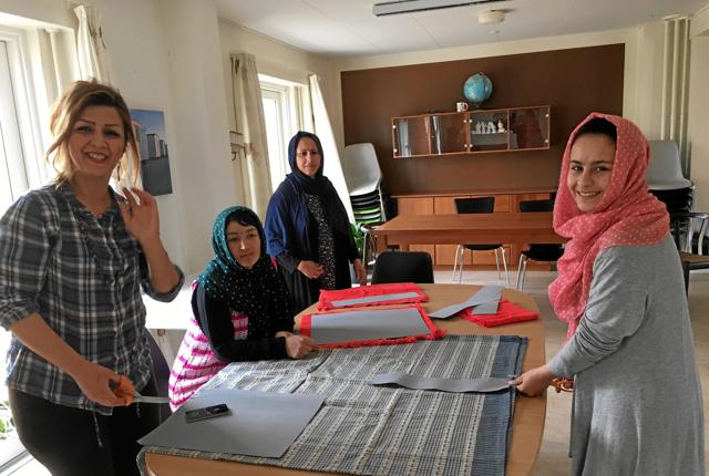 Kvinder på asylcentret er allerede gået i gang med at forberede produktionen af poserne.Privatfoto