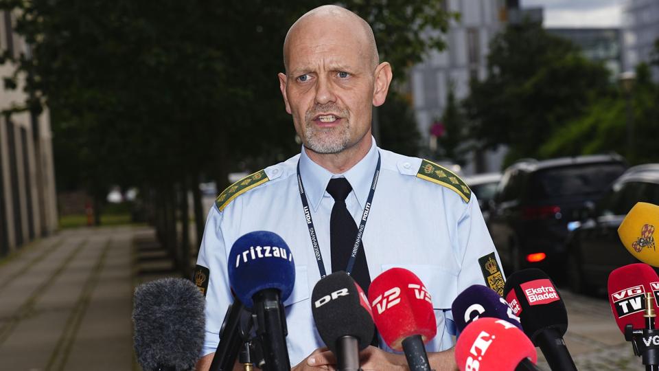 Politiinspektør Dannie Rise holdt pressebriefing foran Teglholm Allé, hvor han gav seneste nyt om efterforskningen af søndagens skyderi i Field's. <i>Martin Sylvest/Ritzau Scanpix</i>