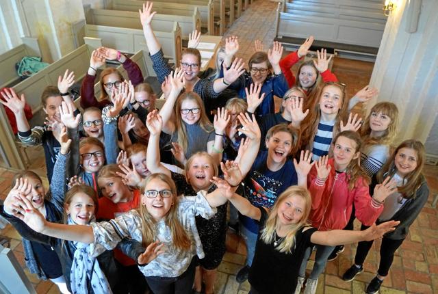 Ungdomskoret fra Aaby Kirke har mange gode argumenter for, hvorfor det er sjovt og givende at synge i kor. Privatfoto