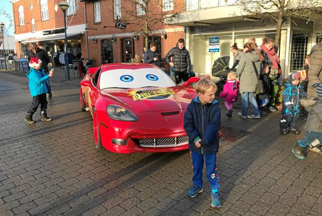 Bilen McDean trillede sammen med sine kammerater ind i Fjerritslev - og det vakte stor glæde hos børn og barnlige sjæle med hang til benzin og biler. Privatfoto