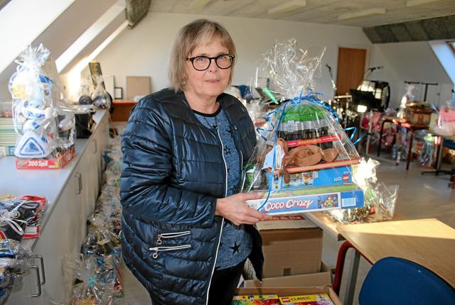 Henny Gümüs er med til at dele gaver ud til familier, der mangler økonomisk råderum for 8. gang. Foto: Flemming Dahl Jensen