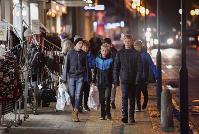 Black Friday løb sammen med julemandens ankomst i Fjerritslev - men det tog ikke fokus væk fra de gode tilbud, som lokkede folk ind i butikkerne. Foto: Michael Koch