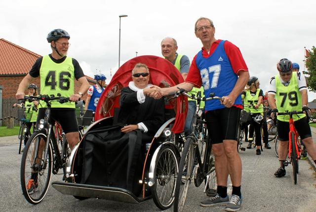 Sognepræst Kristian Brogaard og politiker Bjarne Laustsen satte sponsor-cykelløbet i gang - i hver sin stilart. Her kunne alle cykle med.Privatfoto