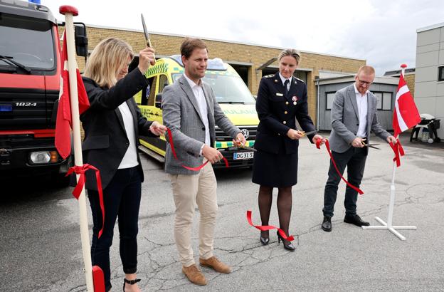 Så klippes snoren til den nye ambulancebase ved brandstationen. Fra venstre klipper borgmester Birgit S. Hansen, regionrådsformand Mads Duedahl, direktør for Nordjyllands Beredskab Diana Sørensen og Peter Larsen, direktør for Den Præhospitale Virksomhed, der overtog ambulancetjenesten i Nordjylland efter Falck.