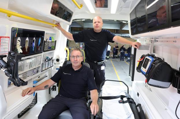 Jan Jensen (forrest) har arbejdet som ambulanceredder i Falck siden 1987 og Casper Højbjerg i 13 år. De har fået en helt ny bil at køre i, og den er de meget tilfredse med. De skal til gengæld lige vænne sig til de nye og meget mindre omgivelser i basen ved brandstationen.