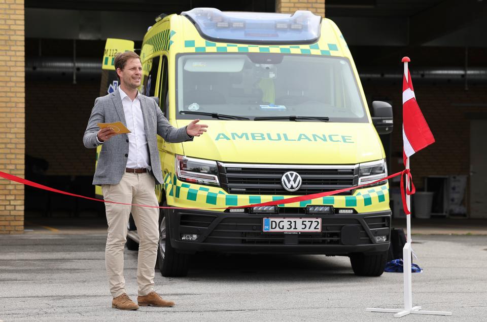 Frederikshavn Kommune har i samarbejde med Nordjyllands Beredskab sørget for, at bygge en spritny ambulancebase i forlængelse af brandstationen. Ambulanceredderne arbejder nu under regionsrådsformand Mads Duedahl i stedet for Falck. <i>Foto: Bente Poder</i>