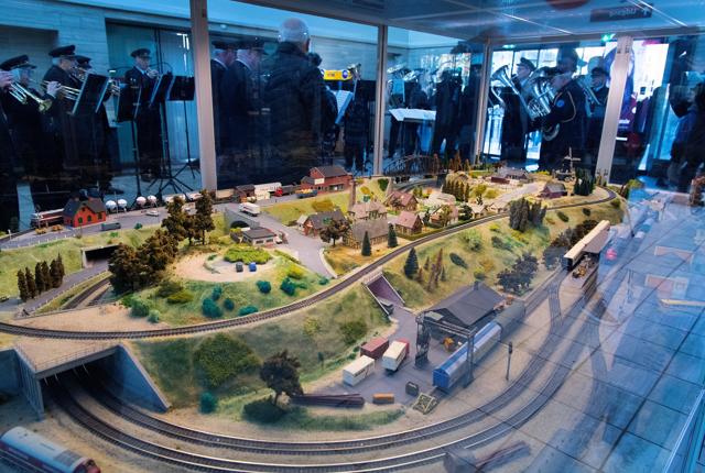 Modeljernbanen på banegården i Aalborg har i år skaffet over 15.000 kr. til velgående formål.