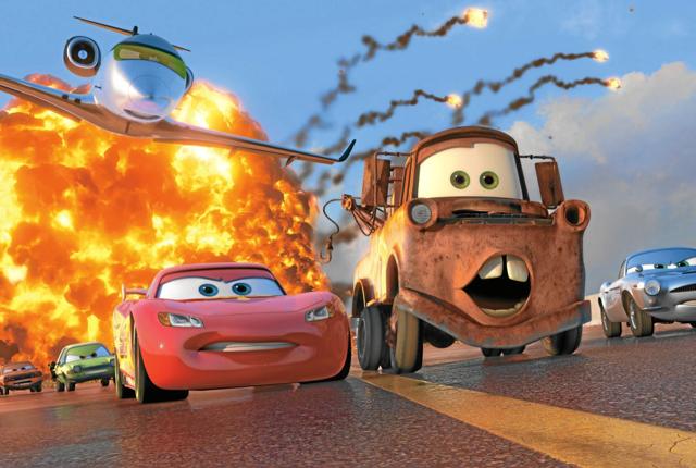 Lynet McQueen og hans venner er klar til endnu en omgang i Cars 3. Filmen vises til familie-hyggeeftermiddag i Fjerritslev Kino.Foto: Disney
