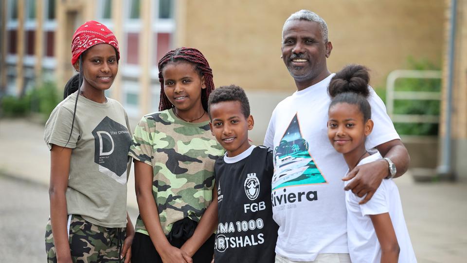 En familie fra Eritrea er blevet genforenet i Hjørring. Fra venstre ses Liya, Bisrat, Filimon, Gerri og Mihret. <i>Foto: Bente Poder</i>