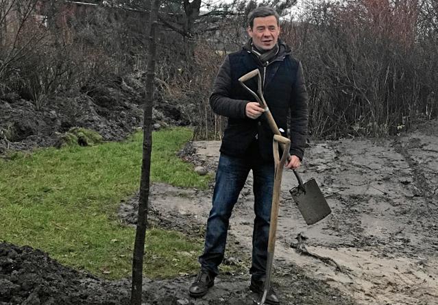 Borgmester Thomas Kastrup-Larsen plantede det første - og foreløbig eneste egetræ. Store vandmængder gør det umuligt at plante flere. Privatfoto