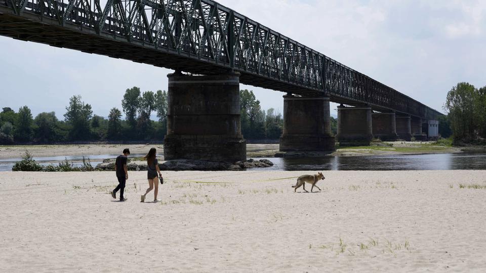 Flodlejet i Po under Ponte della Becca (Becca-broen) viser tørkens følger i Linarolo. <i>Luca Bruno/Ritzau Scanpix</i>