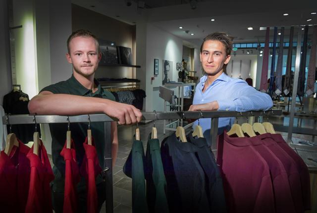 Frederik Kjaer og Phillip Nielsen har arbejdet hårdt på at realisere deres drøm, her er de i deres midlertidige butik i Shoppen. Foto: Torben Hansen