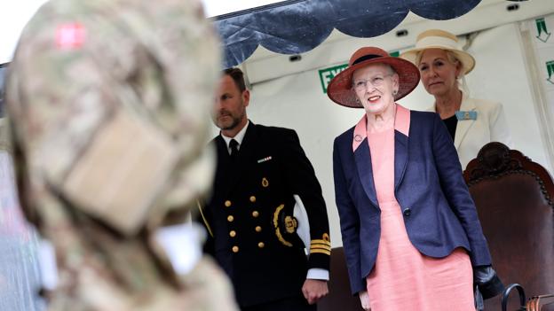 Se billederne: Rebild fejrede 4. juli med dronningen i regnvejr