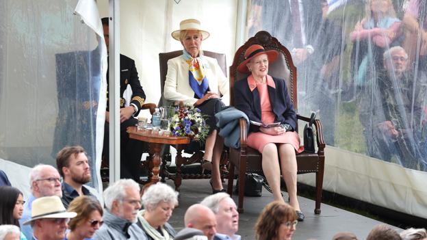 Dronningen fik lov at sidde i en regntæt telt.  <i>Foto: Claus Søndberg</i>