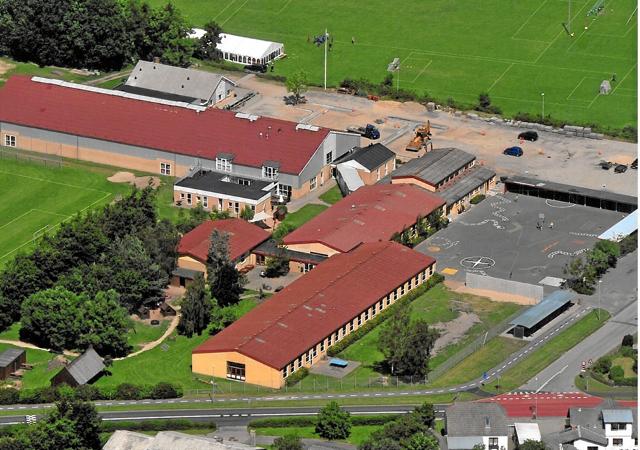 Trekronerskolen består af skole og Solstrålen, som er en børneinstitution, der omfatter vuggestue, børnehave og SFO.