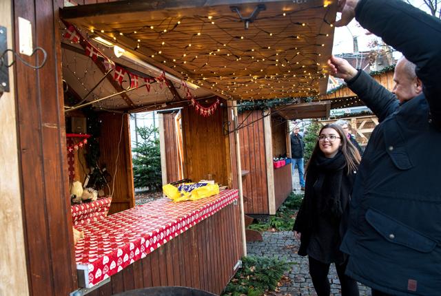 Stadeholderne på julemarkedet på Gammeltorv slog fronten på boderne op kl. 12 og markerede dermed markedets åbning. Foto: Laura Guldhammer