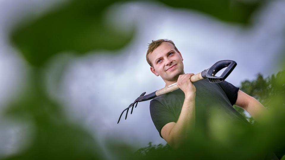 Viktor Kristensen Riise er med sine 22 år en af landets yngste landmænd. Han har sin egen lille økologiske bedrift og har fra i år ud over kødkvæg og planteavl nu også grøntsager. Han ejer to gårde og åbner nu en gårdbutik.